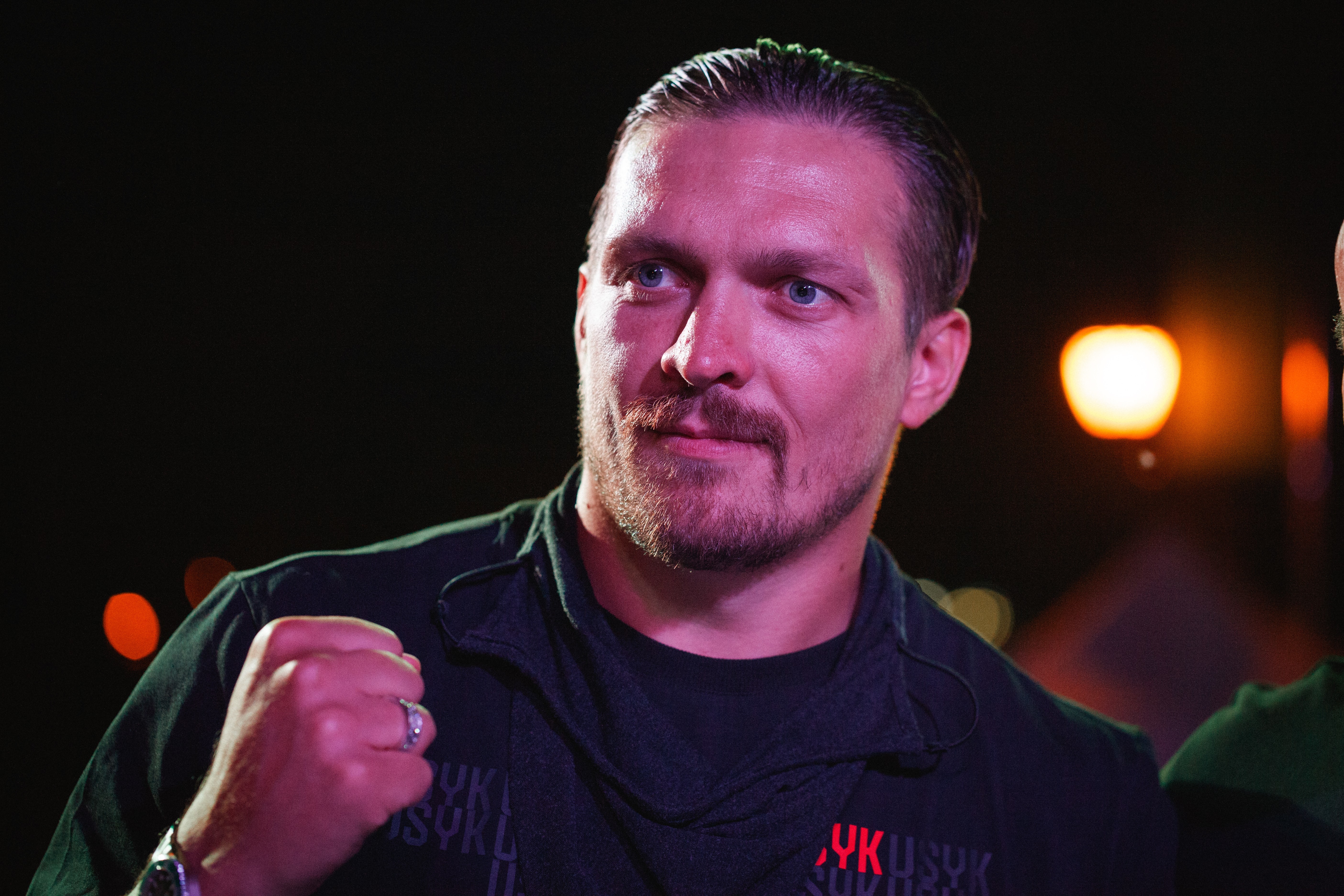 Usyk defiende su decisión de luchar contra el kickboxer Rico Verhoeven