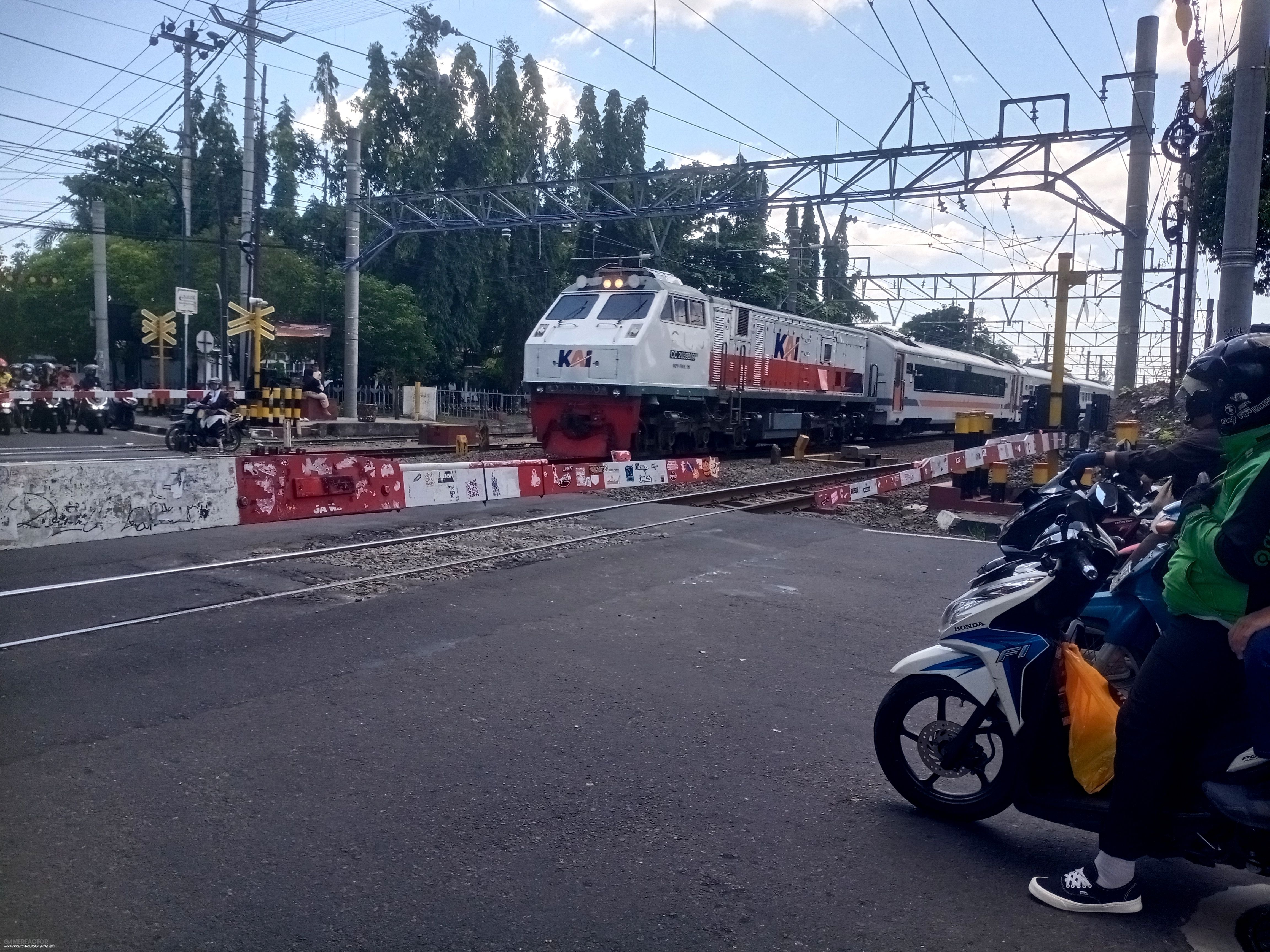 Choque de trenes en Yakarta deja 15 muertos y un centenar de heridos, casi todas mujeres