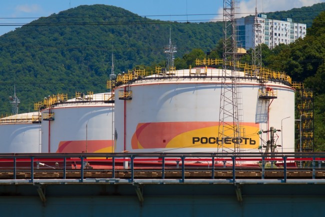 ¿Por qué Trump acaba de sancionar a los principales gigantes petroleros rusos, y cómo podría afectar a la guerra en Ucrania?