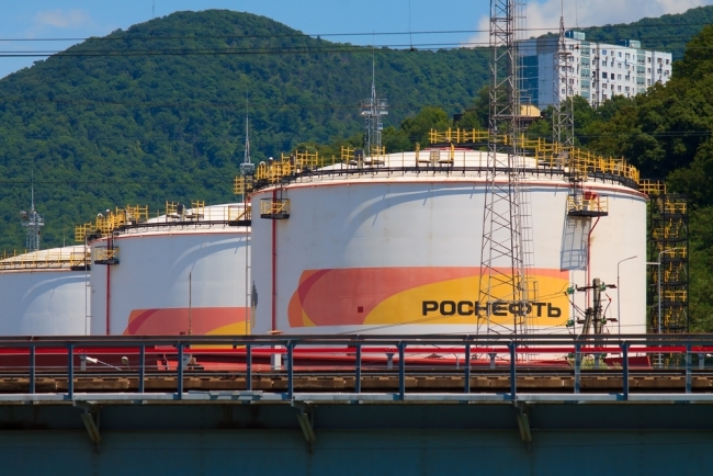 ¿Por qué Trump acaba de sancionar a los principales gigantes petroleros rusos, y cómo podría afectar a la guerra en Ucrania?