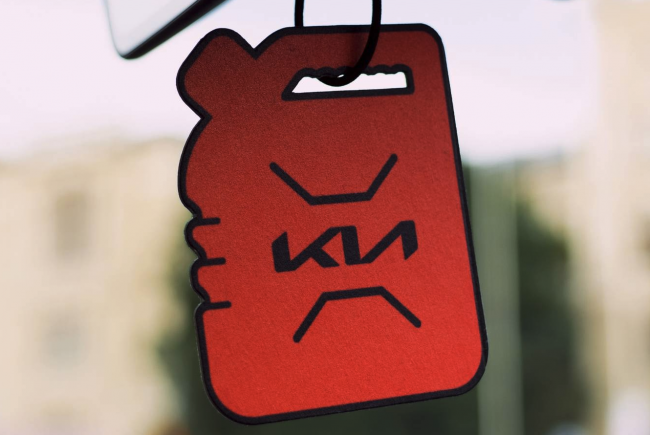 Kia reparte ambientadores con olor a gasolina a sus nuevos clientes de VE