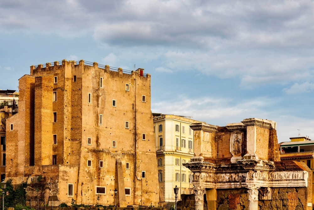 Muere un trabajador tras quedar atrapado bajo una torre medieval derrumbada cerca del Coliseo de Roma