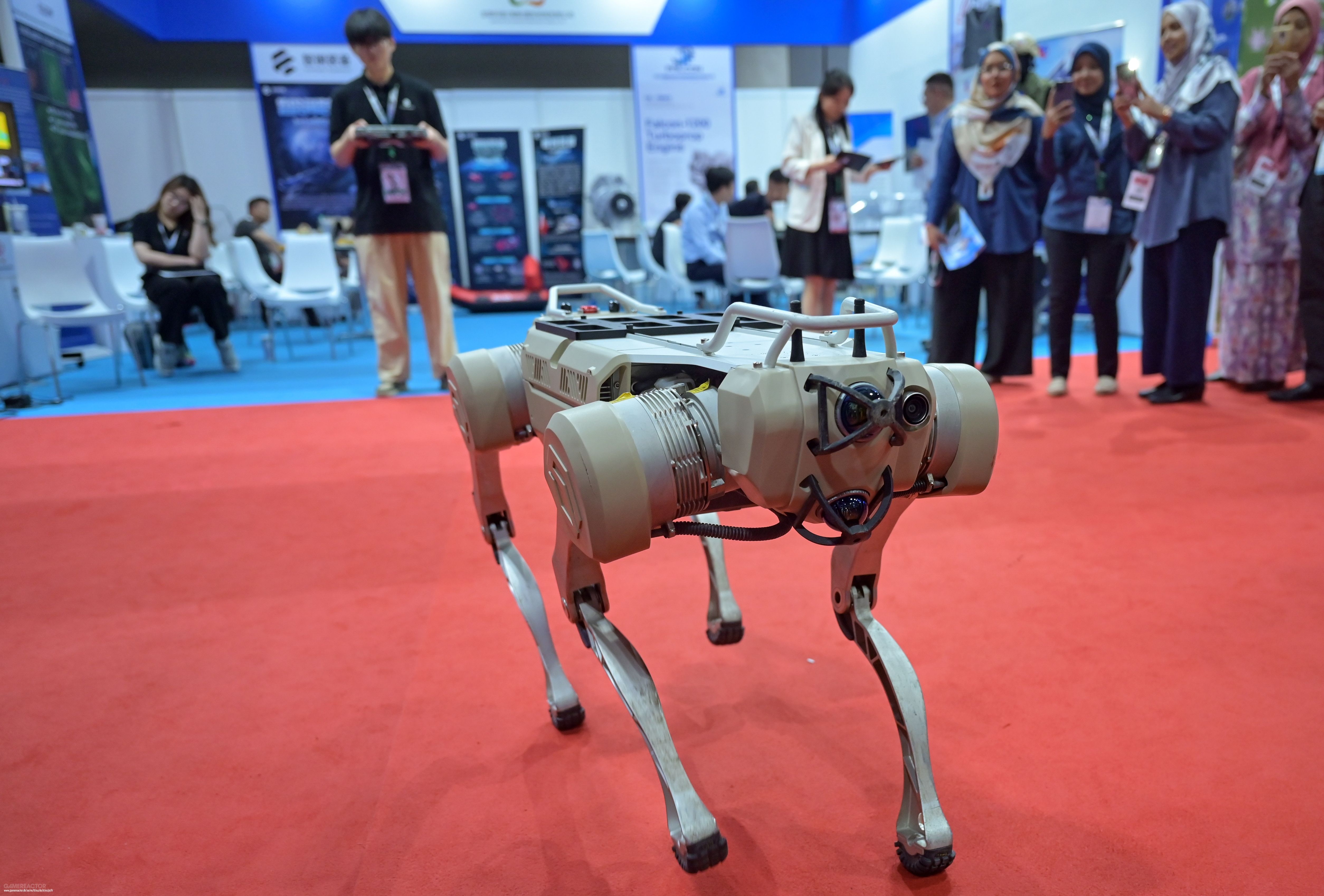 Un colegio de Nueva York suspende el proyecto de una profesora robot con IA por el negocio de robots sexuales del fabricante
