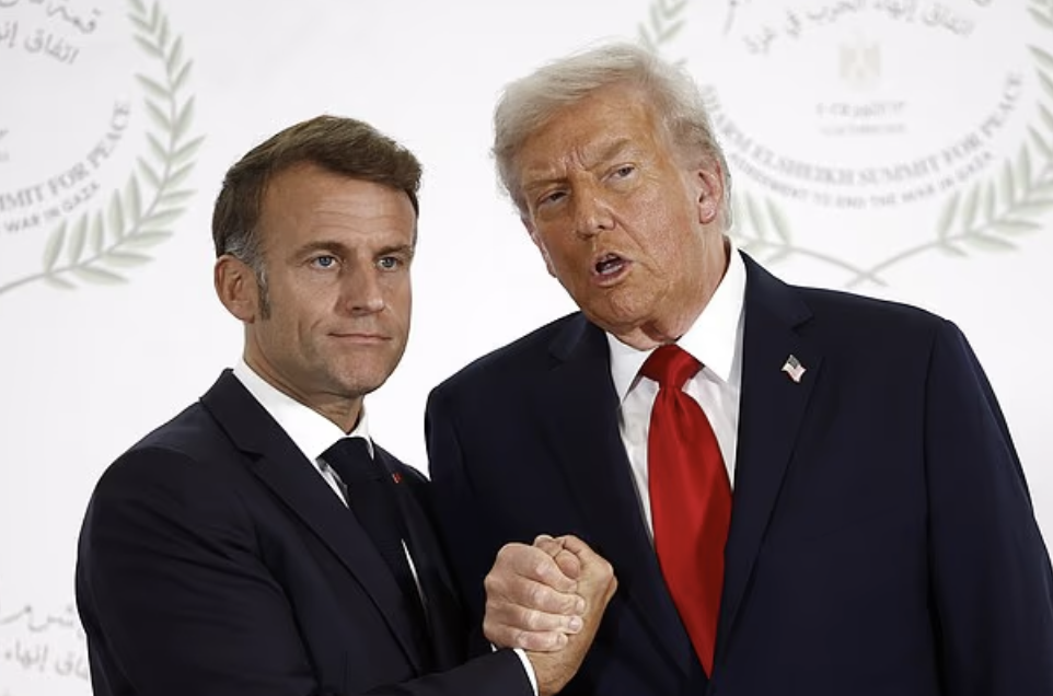 Un lector de labios descifra la amenaza de cinco palabras de Trump a Macron durante un tenso apretón de manos