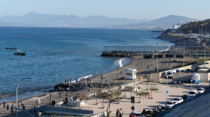 Crisis humanitaria en Ceuta: miles de migrantes marroquíes cruzan la frontera española al mismo tiempo