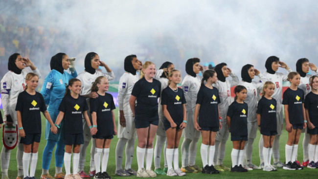 La selección femenina de Irán abandona su protesta y canta el himno nacional