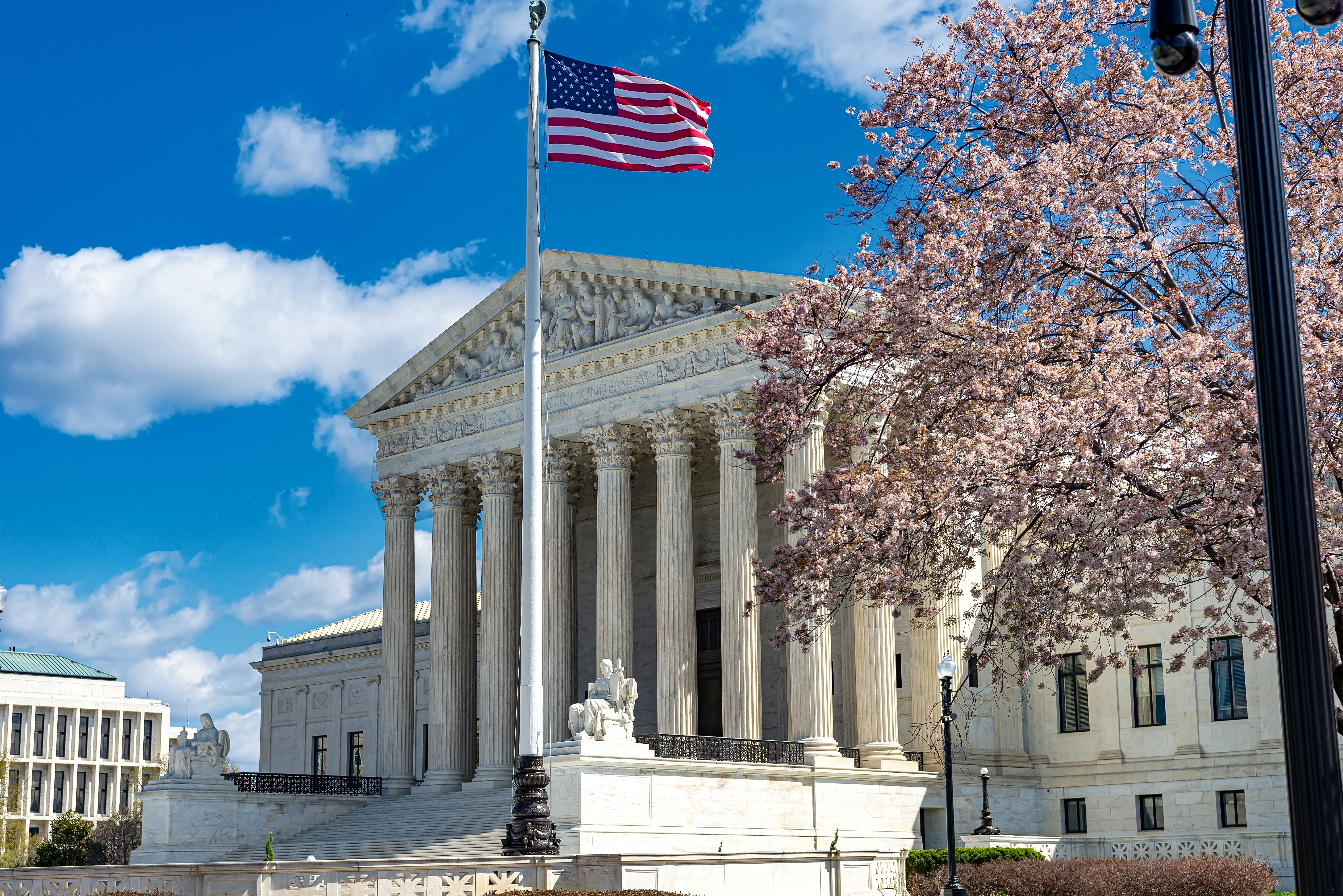 El Tribunal Supremo de Estados Unidos vota a favor de mantener la ciudadanía por nacimiento en una reñida sentencia de 5 a 4