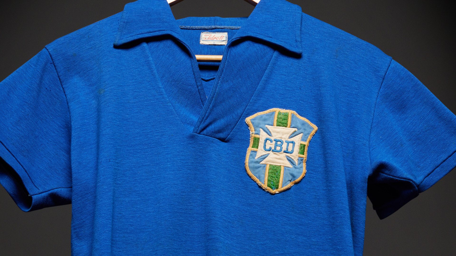 La camiseta de fútbol que llevó Pelé en la final del Mundial de 1958 se vendió por casi 5 millones de dólares