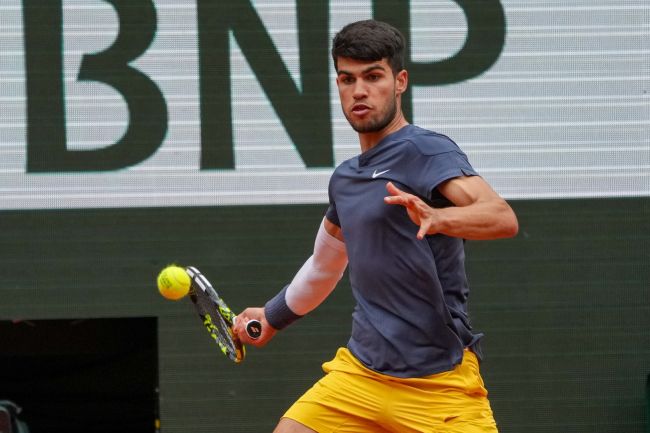 Carlos Alcaraz pide tiempo médico pero triunfa en su debut en el Open de Barcelona