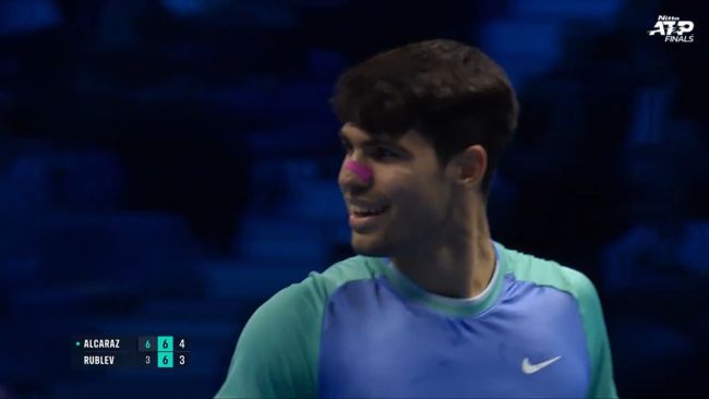 Alcaraz recupera la chispa y se aferra un poco más a las Finales ATP