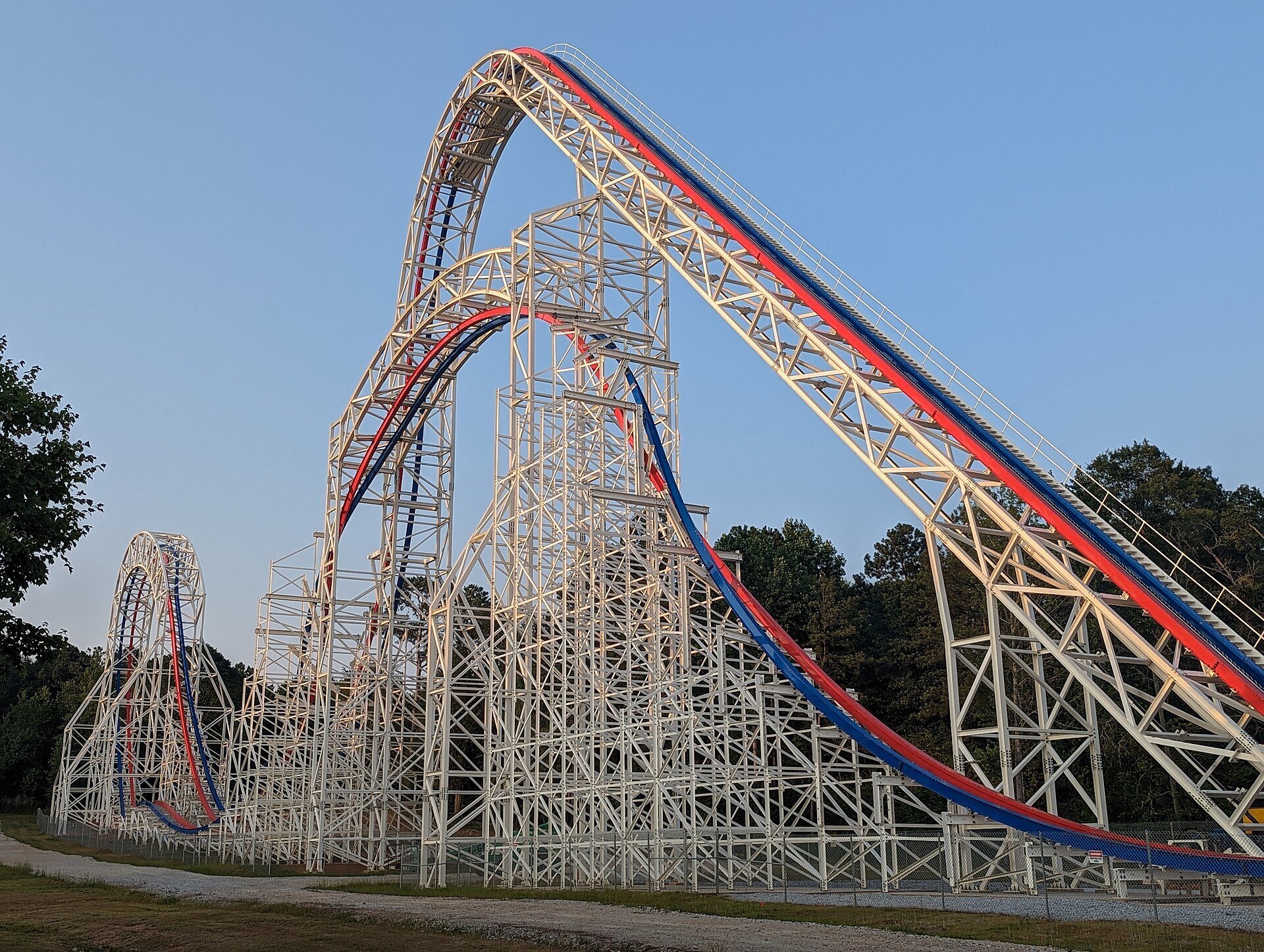 Los aficionados a los parques de atracciones lamentan el cierre repentino de una de las mejores montañas rusas del mundo... ¡tras solo tres años!