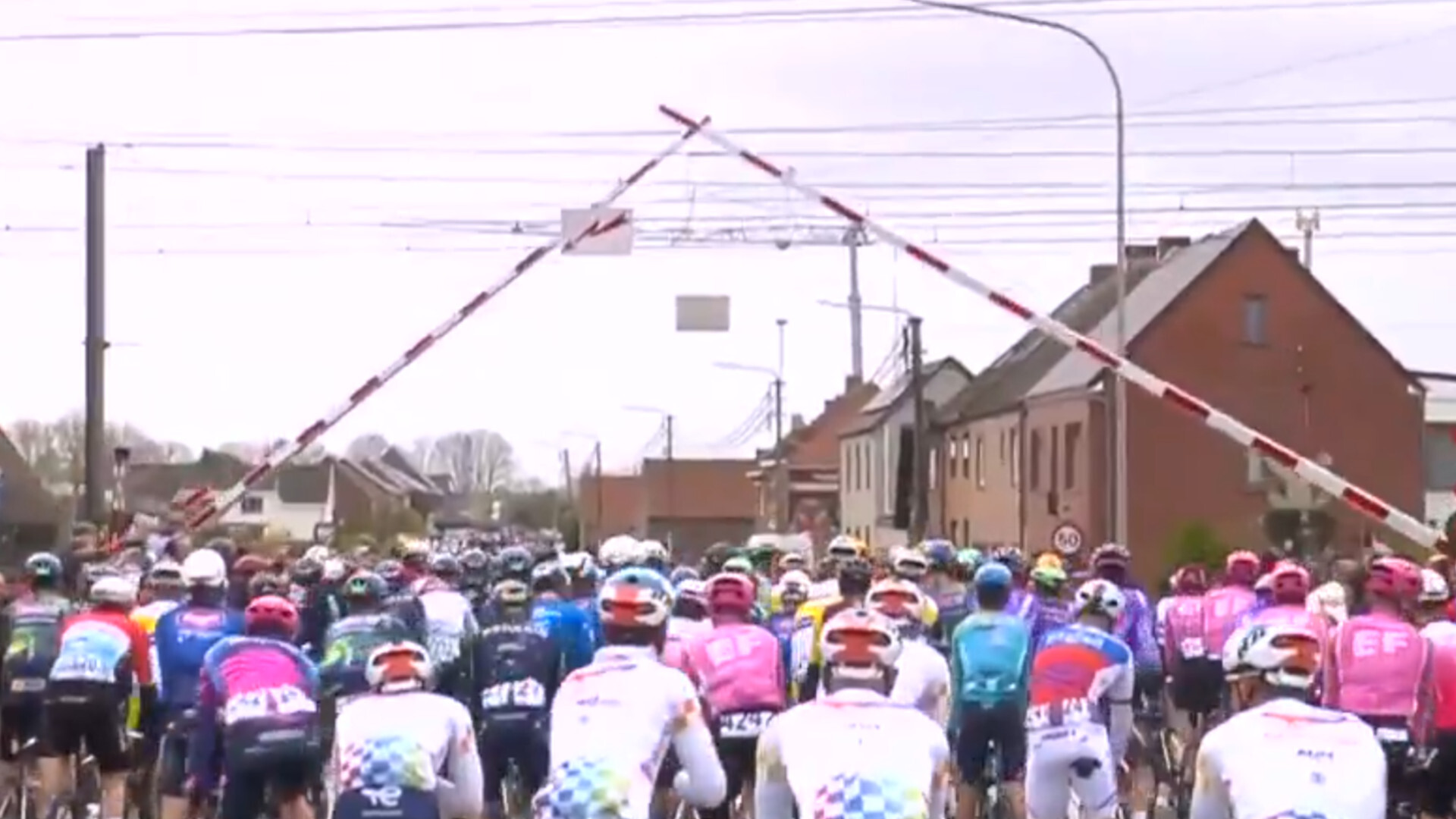 La fiscalía de Flandes identificará a los ciclistas que cruzaron un paso a nivel en rojo