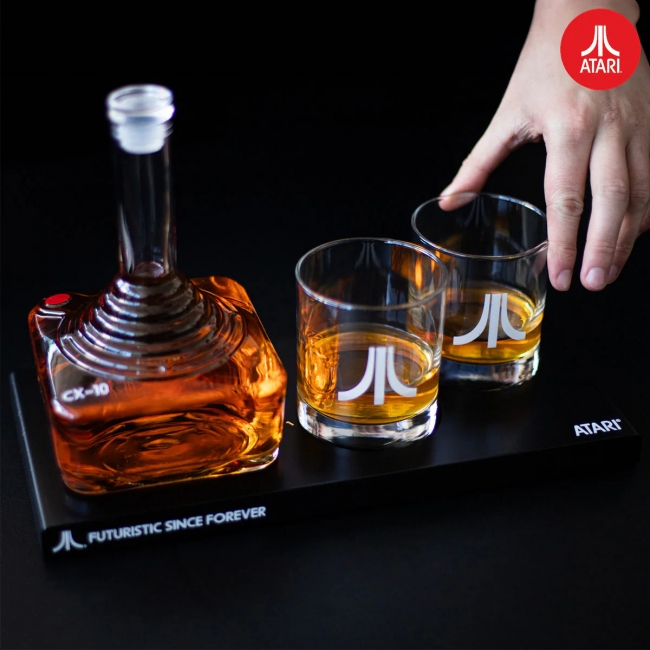 Atari lanza un elegante decantador de whisky diseñado como un joystick retro