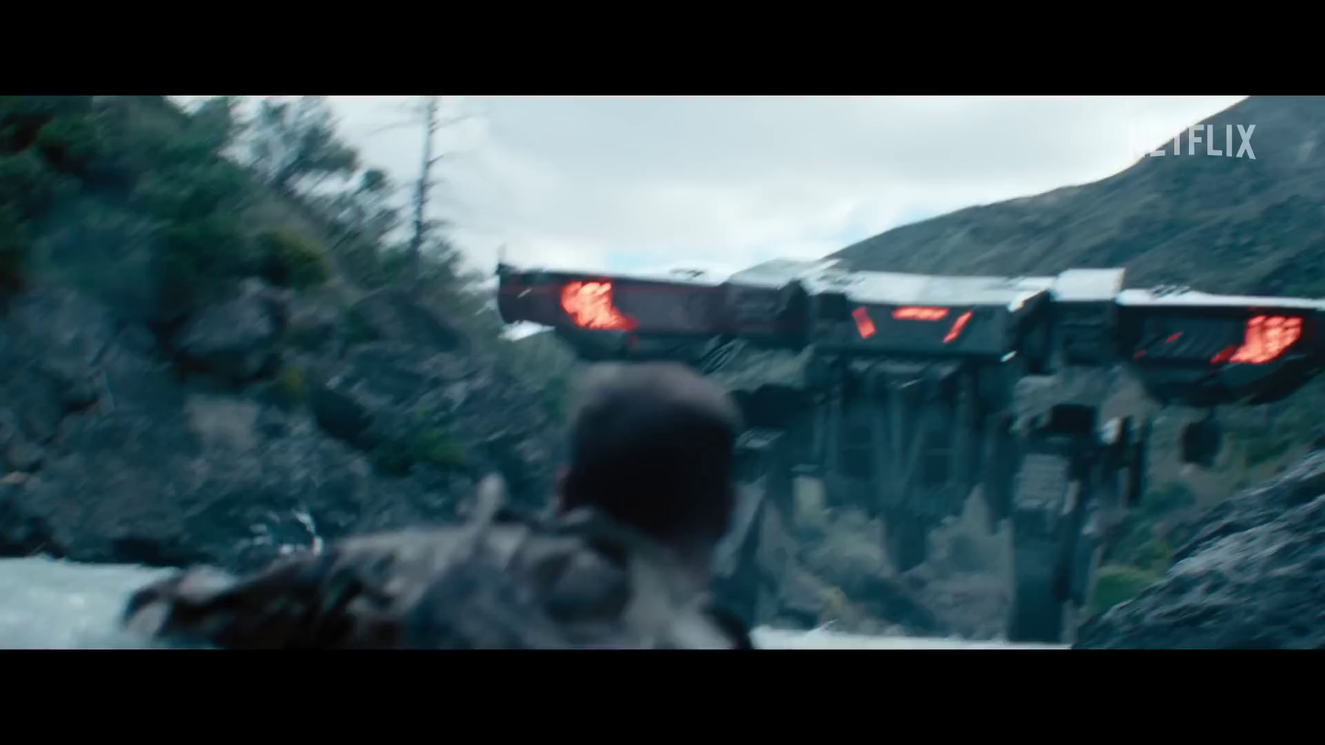 No, no es Terminator, pero en Máquina de Guerra de Netflix Alan Ritchson tiene que vérselas con un robot asesino