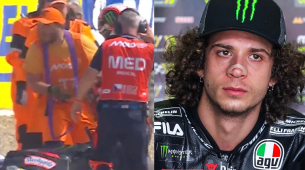 El líder de MotoGP, Marco Bezzecchi, se disculpa entre lágrimas ante un comisario tras la agresión que le llevó a la descalificación