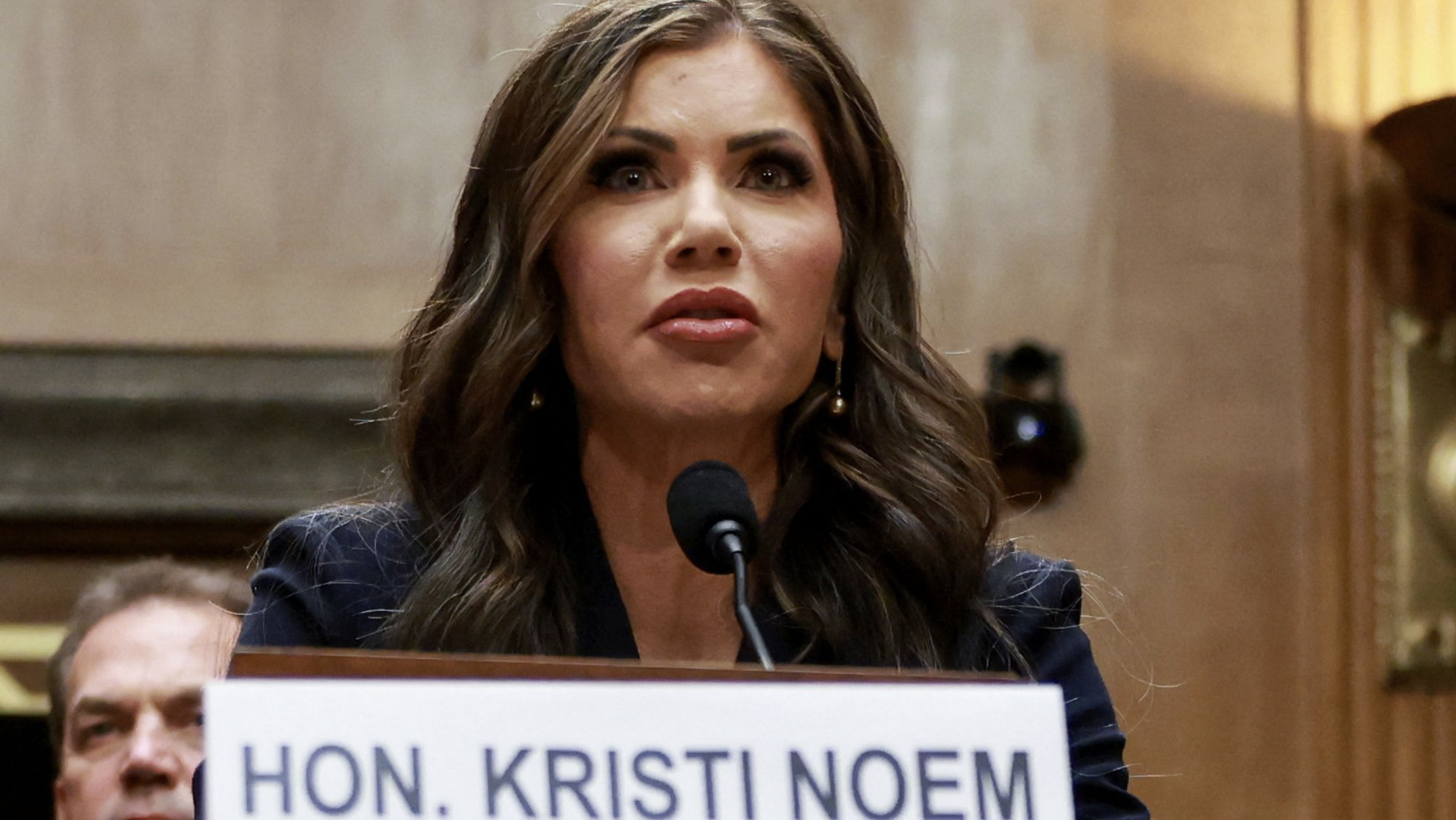 Trump destituye a la Secretaria de Seguridad Nacional