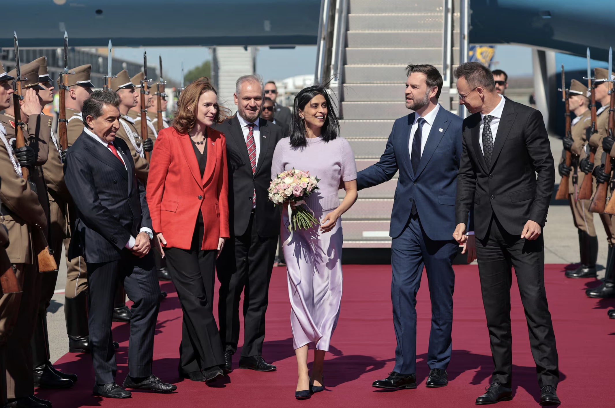 Vance visita Hungría para respaldar a Orbán antes de unas reñidas elecciones