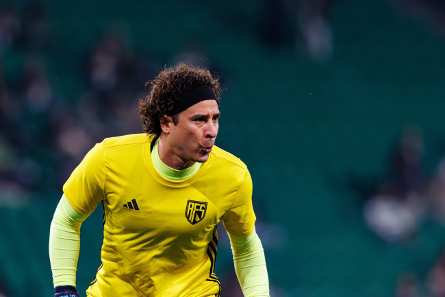 El legendario portero mexicano Guillermo Ochoa recibe una ovación en su última aparición en el Mundial