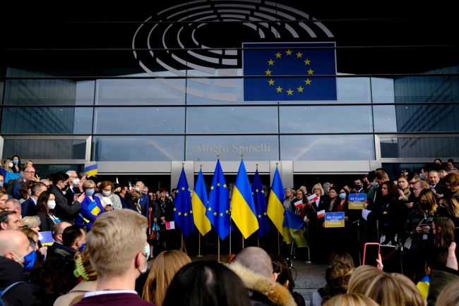 Los líderes europeos presionarán para reforzar la defensa tras la congelación de la ayuda de Estados Unidos