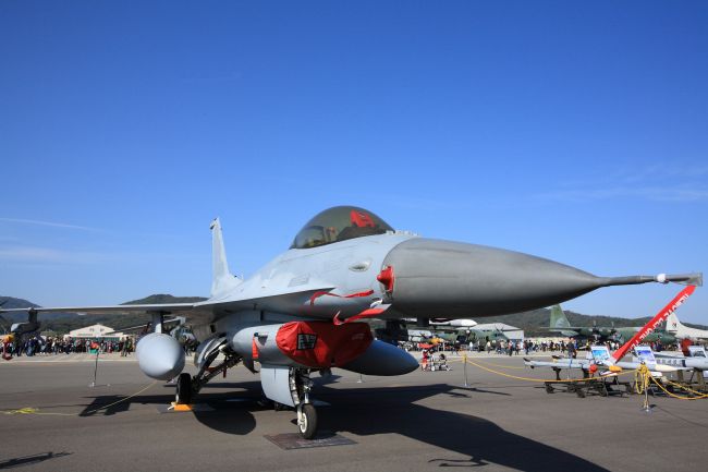 Aviones de combate surcoreanos lanzan accidentalmente bombas sobre una zona civil