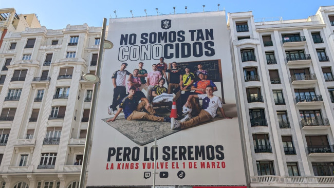 Gerard Piqué se burla de Álvaro Arbeloa en una pancarta viral en el centro de Madrid