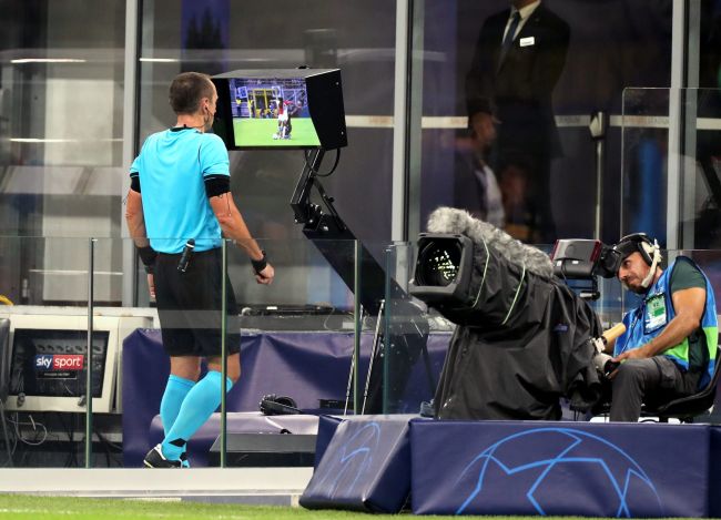 Un aficionado enmascarado sabotea el VAR en un partido de la 2.  Bundesliga, desenchufando el monitor