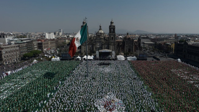 México bate el Récord Guinness de la "Clase de fútbol más grande del mundo" para celebrar el próximo Mundial