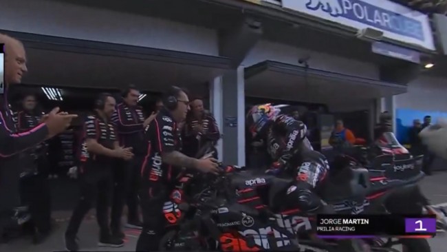 El momento en que Jorge Martín se retira del GP de Valencia entre los calurosos aplausos de Aprilia