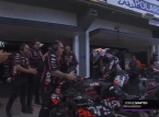 El momento en que Jorge Mart&iacute;n se retira del GP de Valencia entre los calurosos aplausos de Aprilia