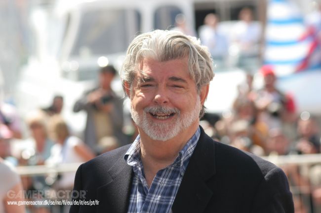 Tom Cruise grita "Te damos las gracias, George" durante el discurso de George Lucas en los Saturn Awards