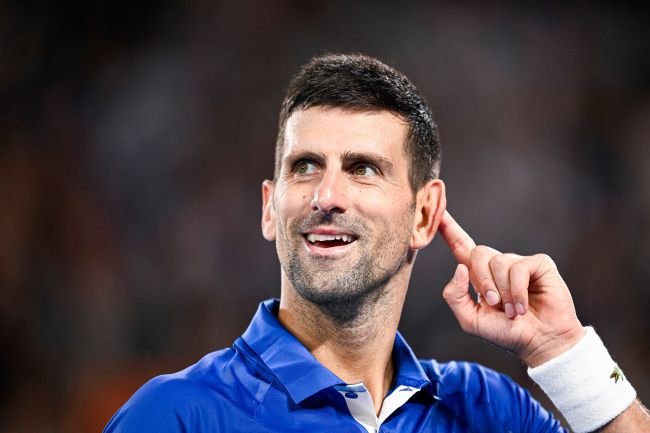 Reportero australiano pide disculpas a Novak Djokovic tras "burlarse de los aficionados serbios" en directo