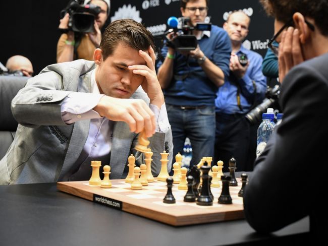 Magnus Carlsen se plantea dejar el ajedrez clásico tras perder los estribos contra Gukesh