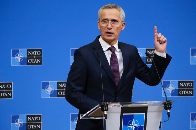 Jens Stoltenberg asume nuevas funciones como ministro de Finanzas de Noruega en medio del colapso del gobierno.
