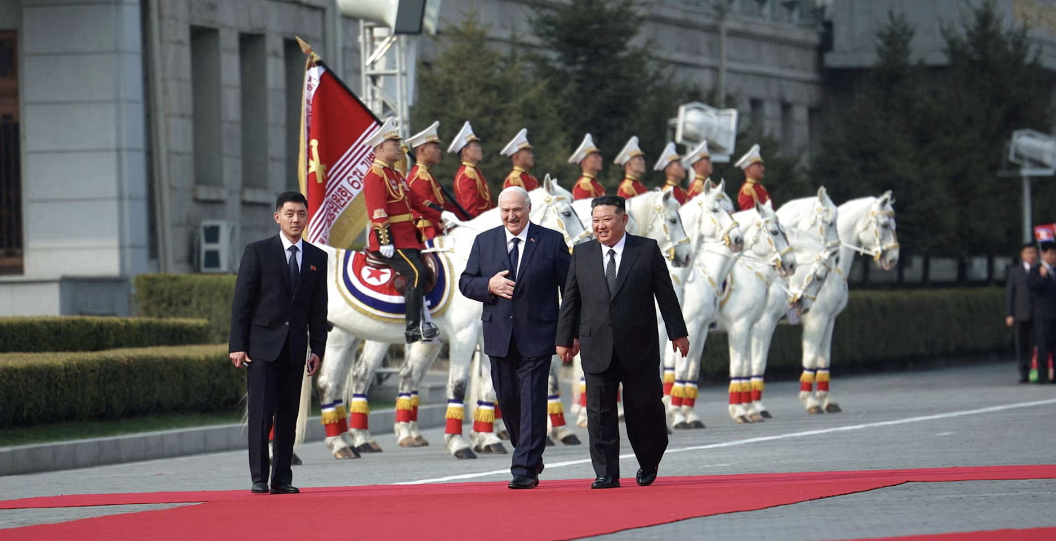 Kim Jong Un da la bienvenida a Lukashenko