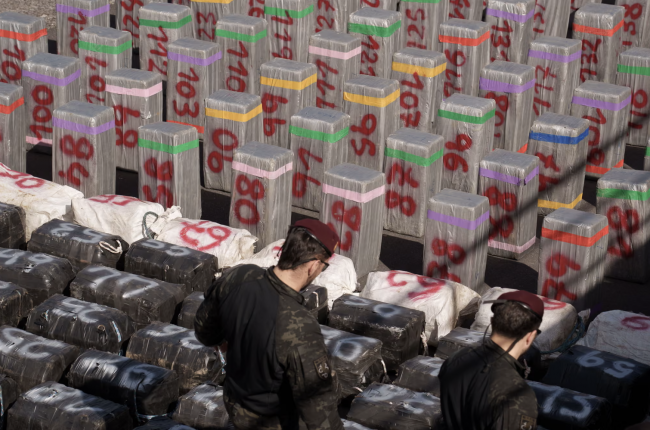 Halladas casi 10 toneladas de cocaína enterradas en sal en un barco frente a las Islas Canarias