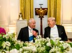 El Rey Carlos III se hace viral por dejar caer bromas a Trump y regalos significativos durante su visita a Washington