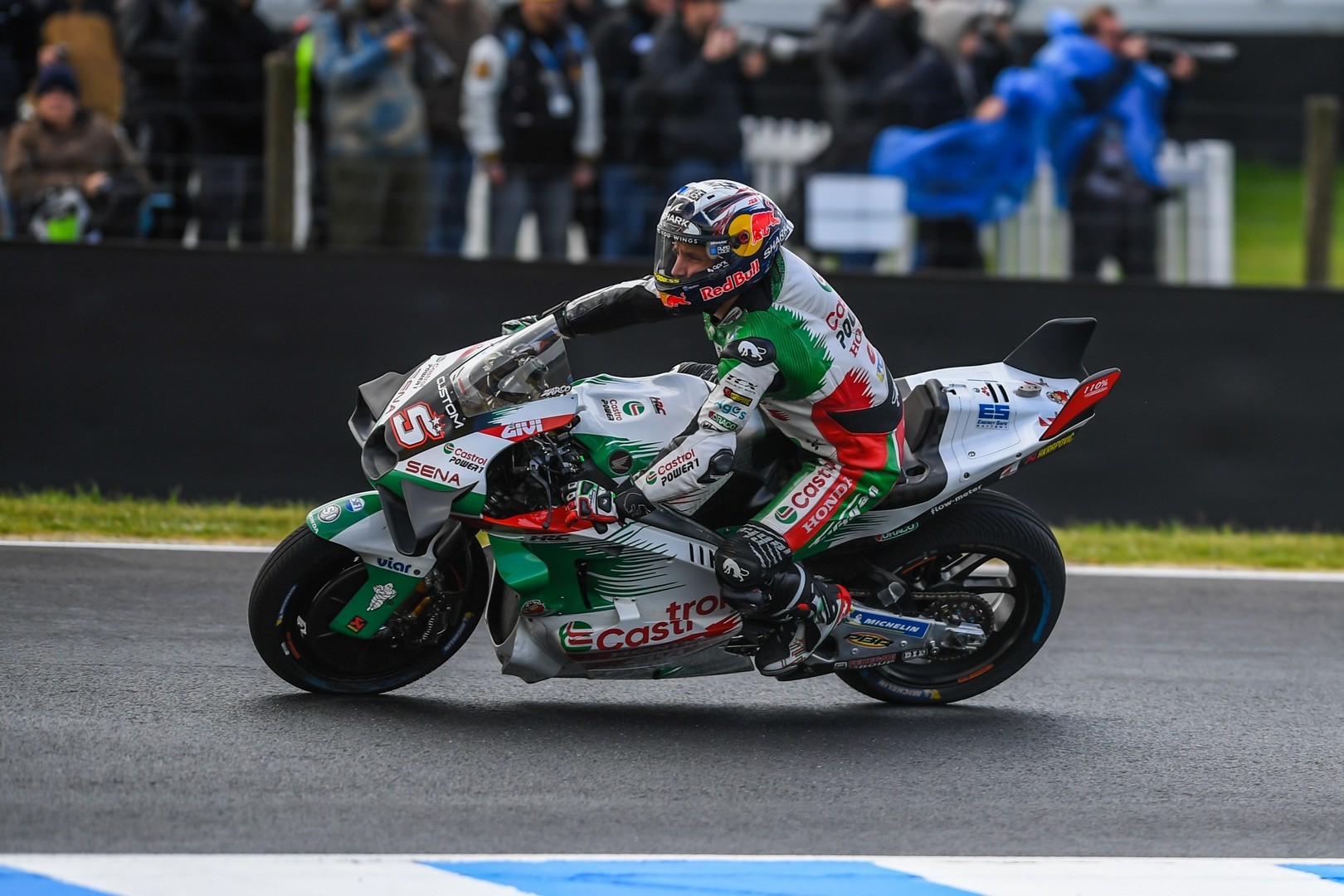 Johann Zarco, trasladado al hospital tras atrapase la pierna con la moto de Bagnaia en otra grave caída en el GP de Cataluña