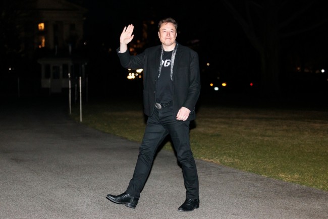 El consejo de Tesla advierte a los accionistas: Aprueba el acuerdo salarial de 1 billón de dólares de Elon Musk o te arriesgas a perderlo.