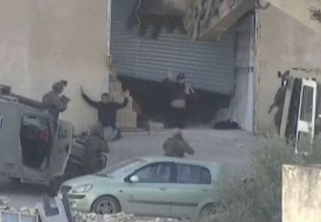 Un vídeo muestra a fuerzas israelíes matando a tiros a palestinos momentos después de su rendición