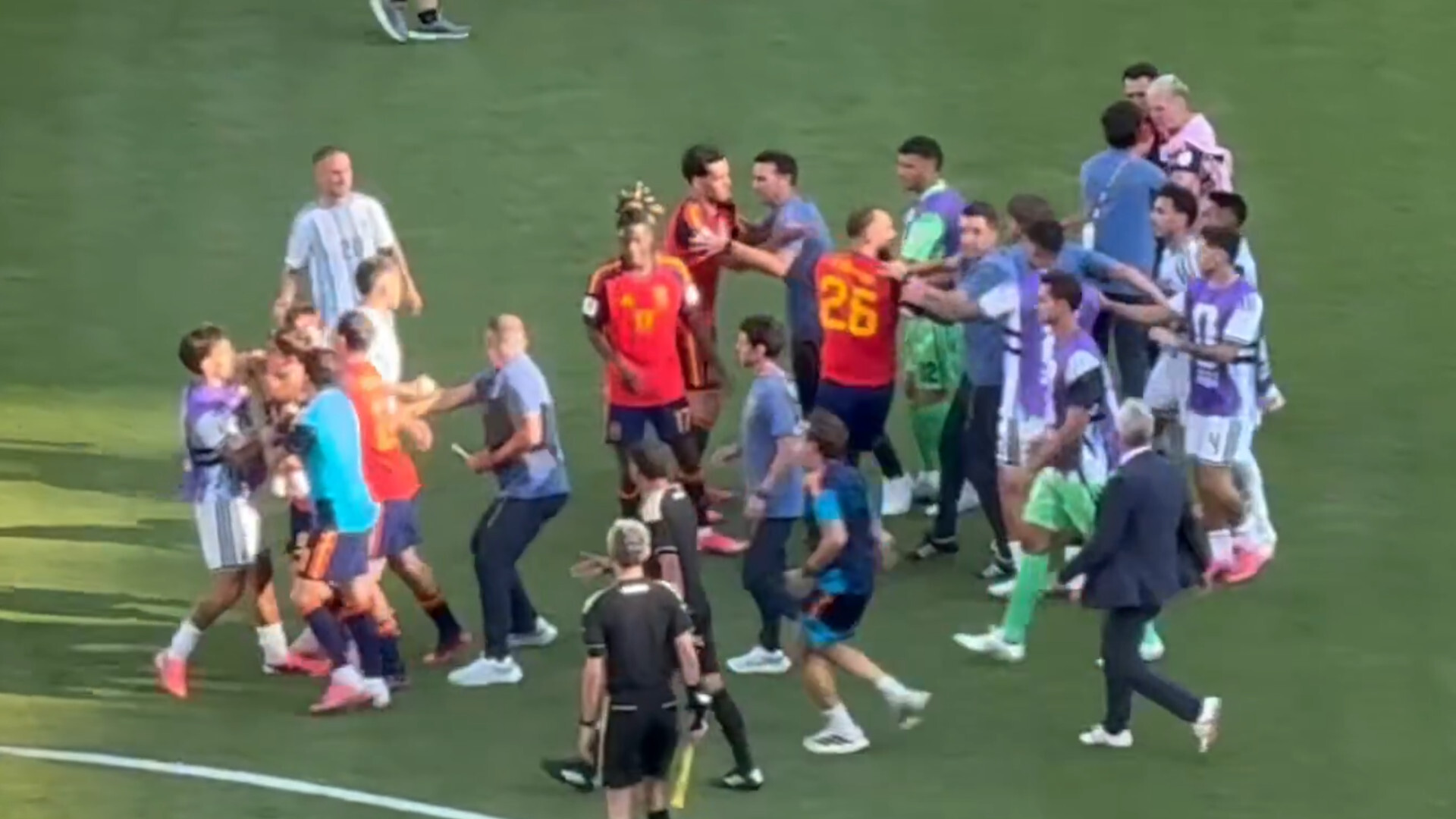 Final de la Copa del Mundo: La agresión de los jugadores de Argentina tras el pitido final es indigna de unos subcampeones del mundo y profesionales del fútbol