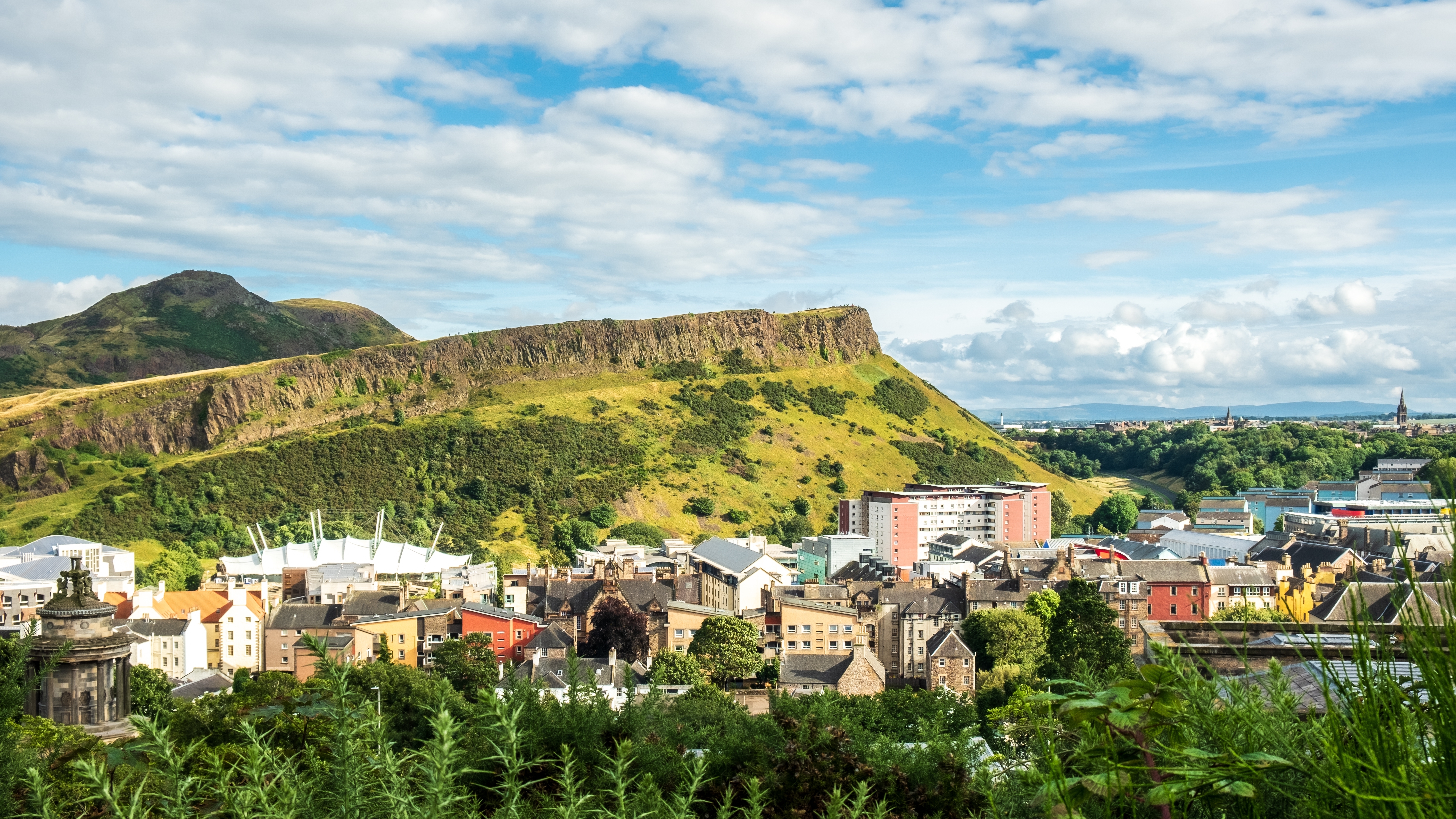 Los equipos de emergencia se han pasado toda la noche luchando contra el incendio en Arthur's Seat, en Edimburgo