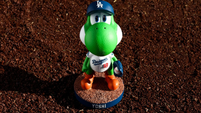 Los Angeles Dodgers regalan figuras de Yoshi con una gorra de béisbol