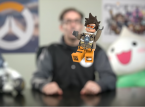 Jeff Kaplan presenta a Tracer en Overwatch Lego