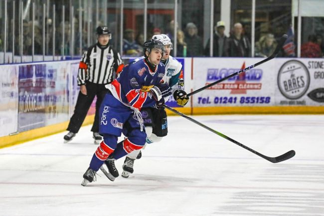 Jugador escocés de hockey sobre hielo de 19 años muere al caer de un balcón en Ibiza