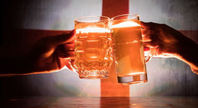 El primer ministro Keir Starmer anuncia una flexibilización temporal de la normativa sobre licencias para que los pubs puedan permanecer abiertos durante el partido de Inglaterra en el Mundial