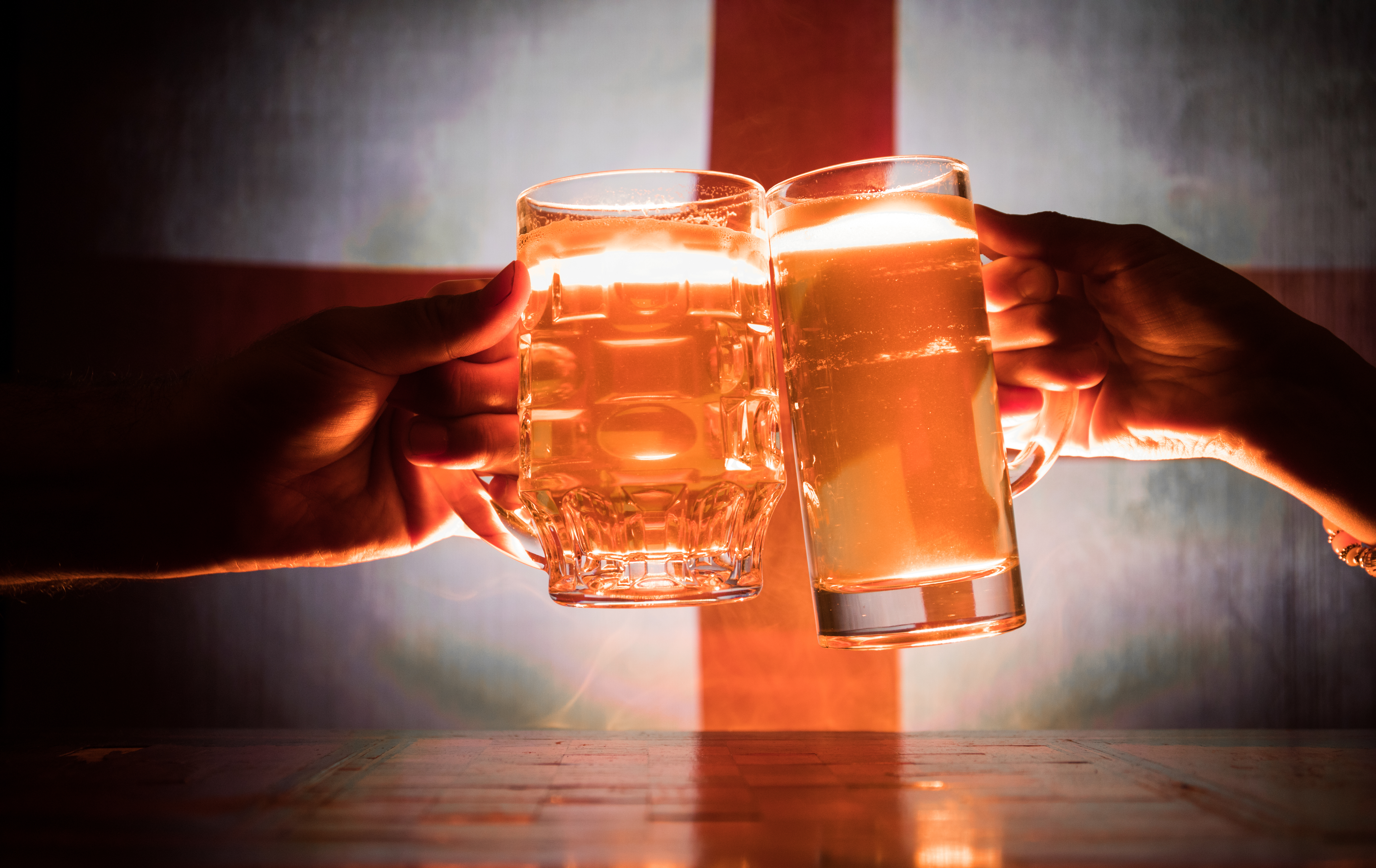 El primer ministro Keir Starmer anuncia una flexibilización temporal de la normativa sobre licencias para que los pubs puedan permanecer abiertos durante el partido de Inglaterra en el Mundial