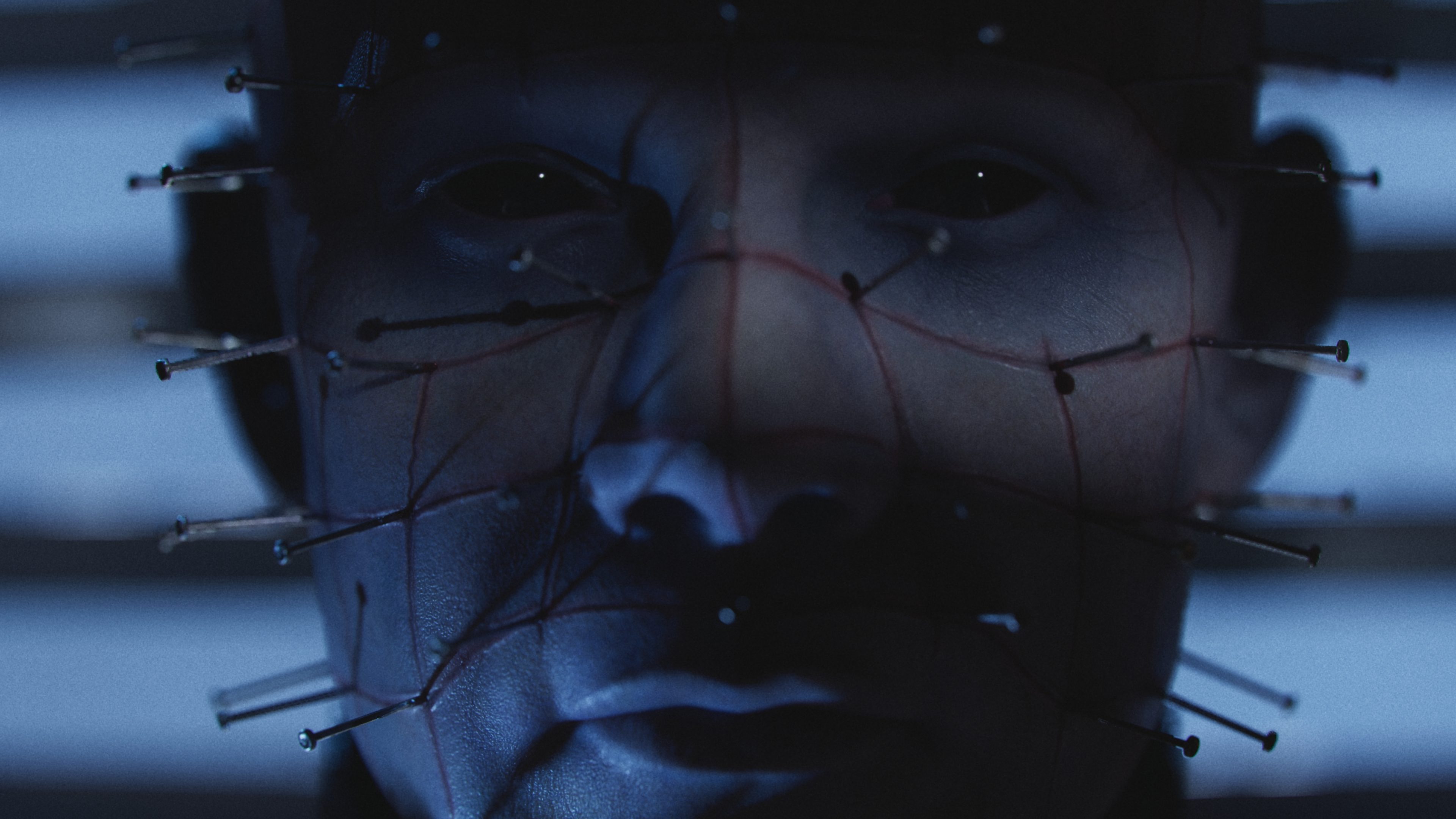 ¿Cómo se usa la caja de Configuración Génesis en Hellraiser: Revival? En este vídeo te enseñamos cómo viajar por el infierno de los cenobitas