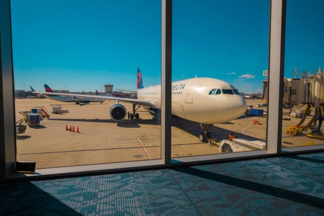 Se podrían imponer multas a los pasajeros que cojan sus maletas y graben en vídeo durante situaciones de emergencia en los aviones