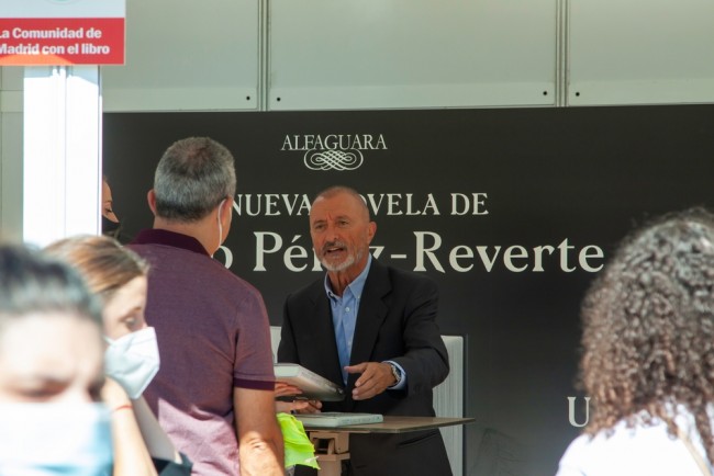 Arturo Pérez-Reverte arremete contra la Real Academia Española por plegarse a los influencers e ignorar a los escritores