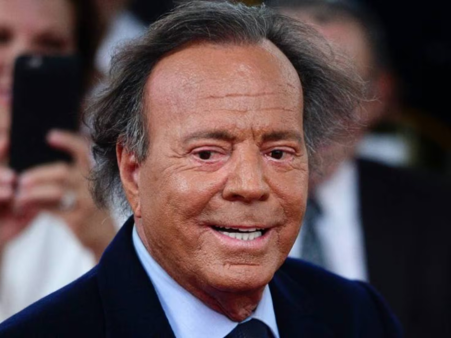 Julio Iglesias acusado de agresión sexual por ex empleadas